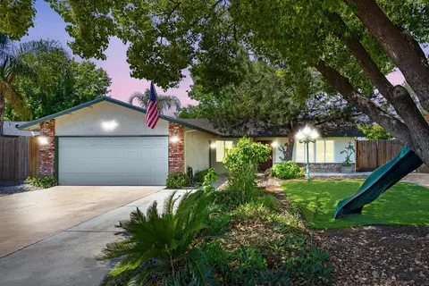831 9th Avenue Dr, Kingsburg, CA 93631