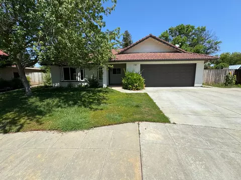 909 Mckelvy Ave, Clovis, CA 93611