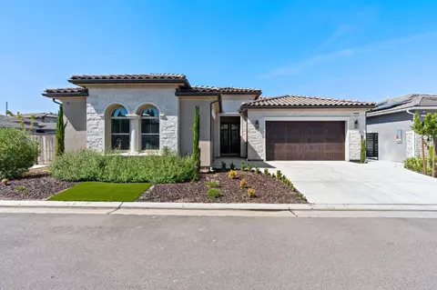 2595 E Via Sofia Dr, Fresno, CA 93730