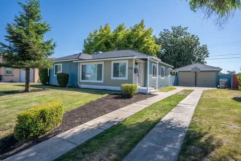 2134 E Norris Dr E, Fresno, CA 93703
