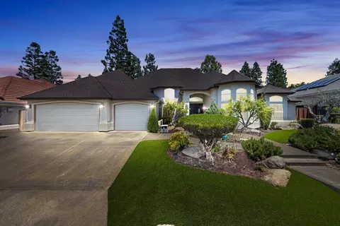 1320 E Jamestown Dr, Fresno, CA 93720