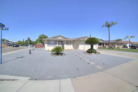 539 Meadow Ln, Kingsburg, CA 93631