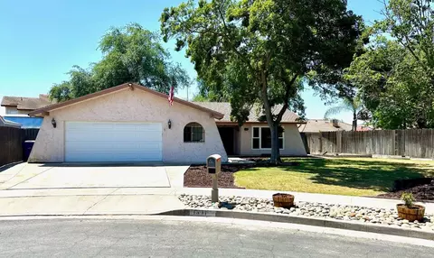 1391 Harvard Pl, Hanford, CA 93230