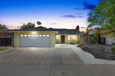 623 W Antonio Dr, Clovis, CA 93612