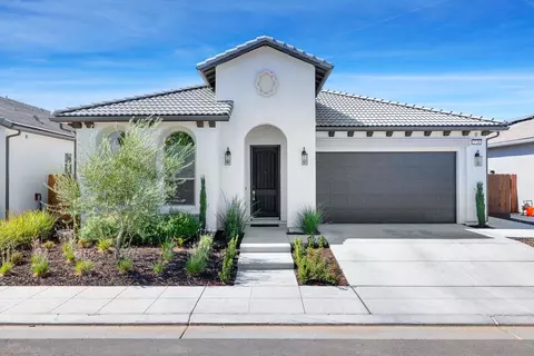 1748 N Maine Ave, Clovis, CA 93619