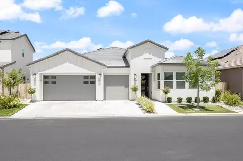 425 Bloom Ln, Clovis, CA 93619