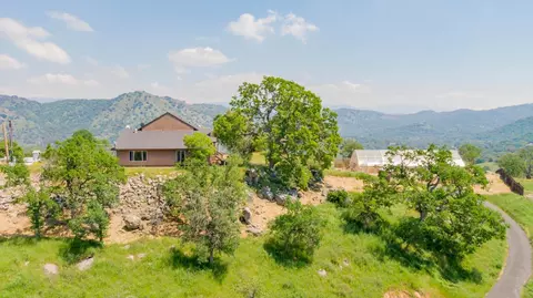 47349 Creekside Rd, Squaw Valley, CA 93675