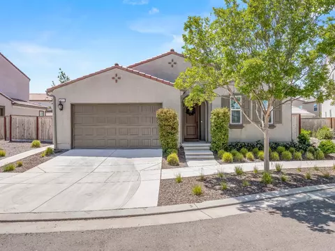 710 Arrowhead Dr, Madera, CA 93636