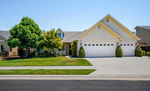 1927 N Karen Ave, Clovis, CA 93619