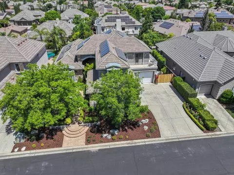 1606 E Shadow Creek Dr, Fresno, CA 93730