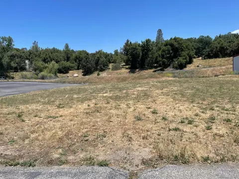 38 Junction Dr, Oakhurst, CA 93644