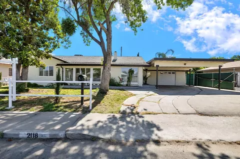 2118 W Kenmore Dr W, Fresno, CA 93703