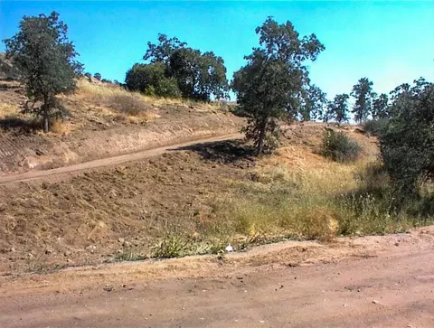 299 Cougar Ln, Yokuts Valley, CA 93675