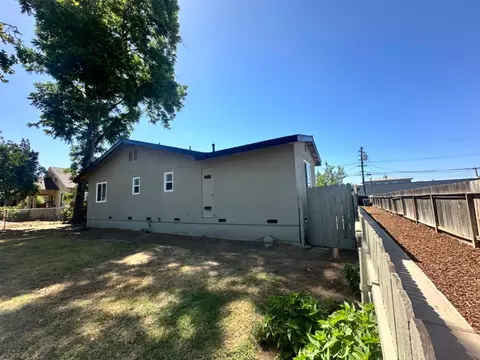 2526 E Thomas Ave, Fresno, CA 93701