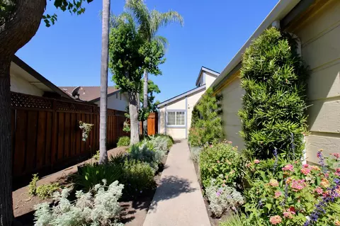 6087 N Bungalow Ln, Fresno, CA 93704