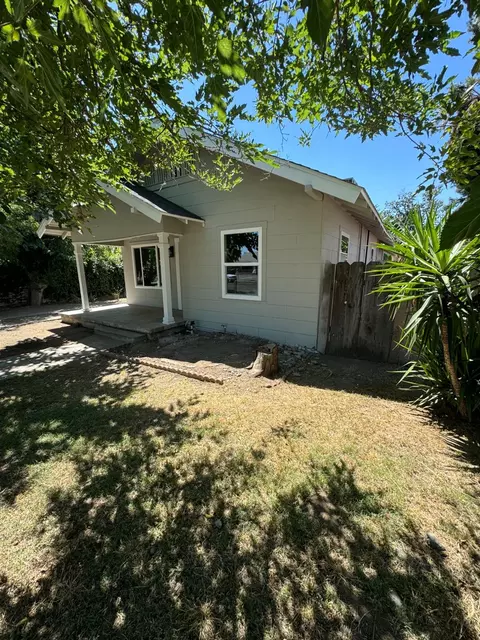 4586 E Illinois Ave, Fresno, CA 93702