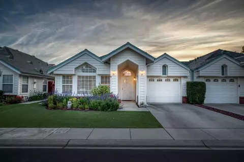 9219 N Dayspring Way, Fresno, CA 93720