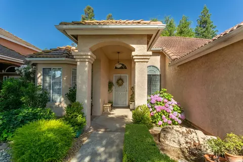 8295 N 10th St, Fresno, CA 93720
