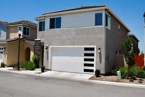 651 Farmhouse Ln, Clovis, CA 93619