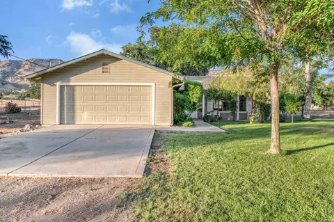6940 Live Oak Dr, Sanger, CA 93657
