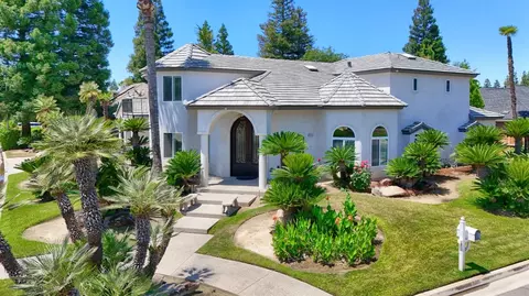 10725 N Clear Lake Ln, Fresno, CA 93730