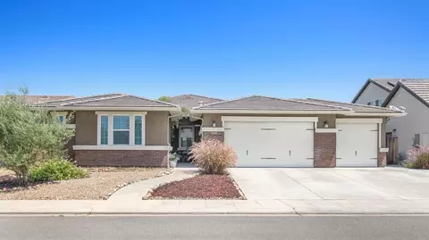 3053 Robinwood Ave, Clovis, CA 93619