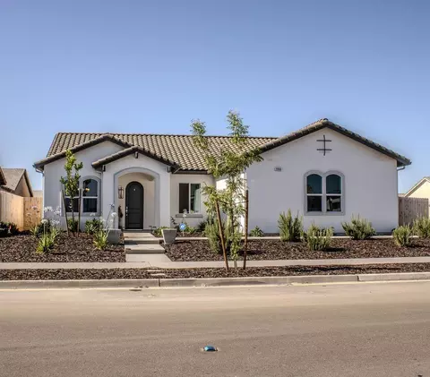 2060 Azalea St, Kingsburg, CA 93631
