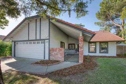 2325 Lincoln Ave, Clovis, CA 93611