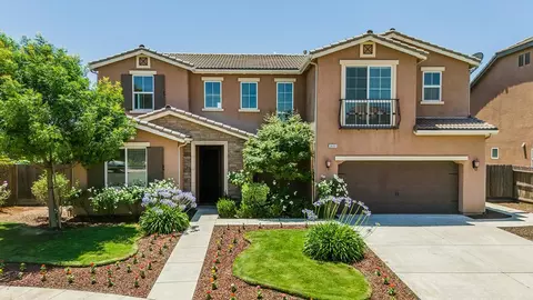 3666 Robinwood Ave, Clovis, CA 93619