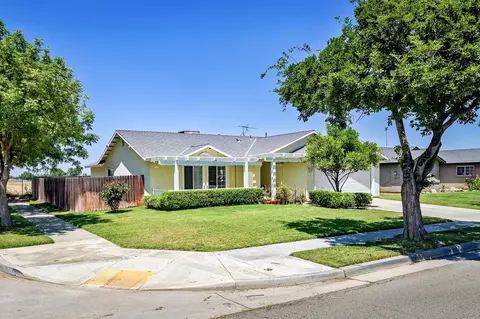 399 Barcelona Dr, Lemoore, CA 93245