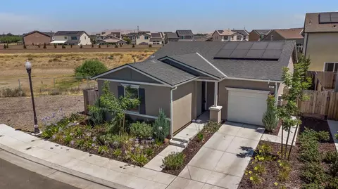 821 Amanecer Ave, Clovis, CA 93619