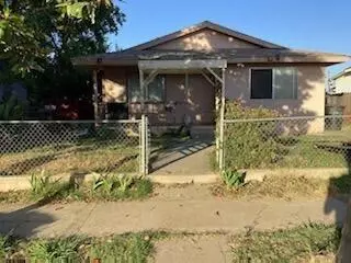 516 P St, Sanger, CA 93657