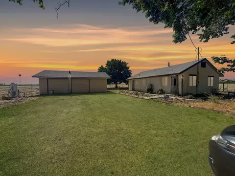 2545 N Siskiyou Ave, Kerman, CA 93630