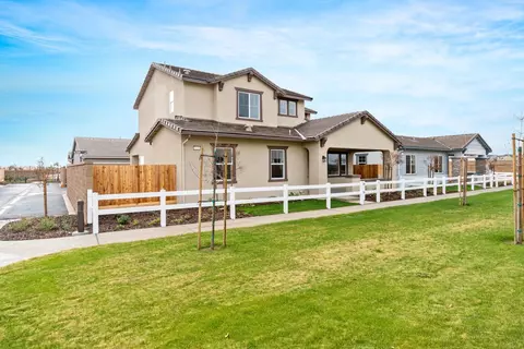 1135 Dana Ln W, Madera, CA 93636