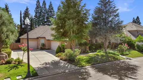10597 N Oakhill Cir, Fresno, CA 93730