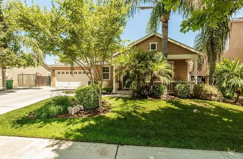 624 E Cambridge Dr, Reedley, CA 93654