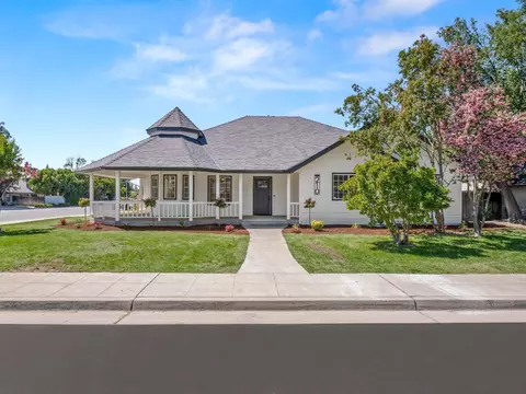 210 W Paul Ave, Clovis, CA 93612