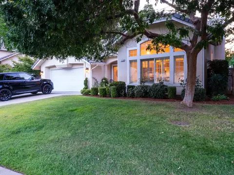 1330 E La France Dr, Fresno, CA 93720