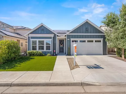 6820 E Ramona Way, Fresno, CA 93727