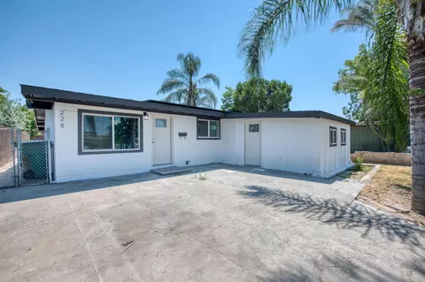 228 L St, Sanger, CA 93657