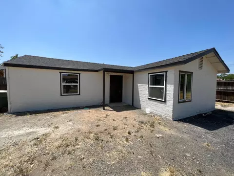 209 8th St, Orange Cove, CA 93646