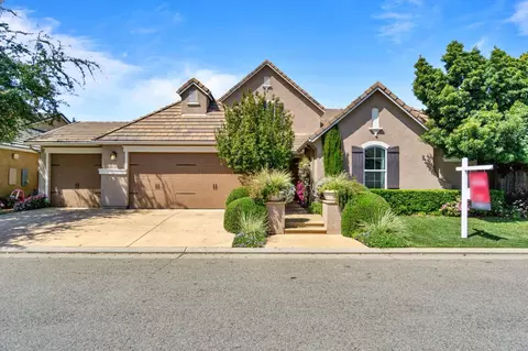 1658 N Piccadilly Ln, Clovis, CA 93619
