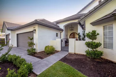 4728 N Fallingwater Ln, Clovis, CA 93619