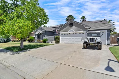 824 Orange St E, Hanford, CA 93230