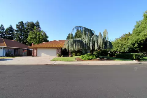2482 Mitchell Ave, Clovis, CA 93611