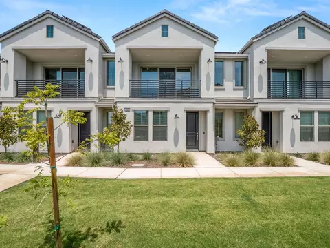 588 W Balsam Ln, Clovis, CA 93611