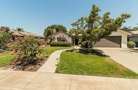 666 E Kip Patrick Dr, Reedley, CA 93654