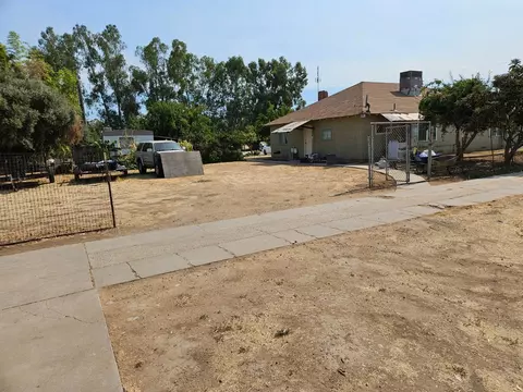 8057 N Thompson Ave, Clovis, CA 93619