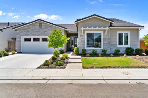 902 W Maclure Ave W, Madera, CA 93636