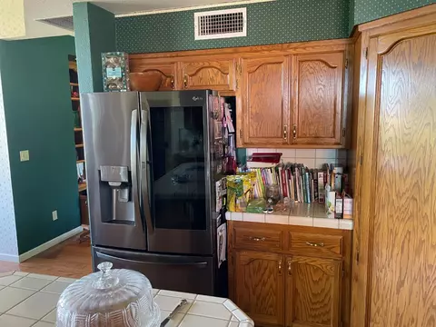 Kitchen - 13925 E Shaw Ave, Sanger, CA 93657 photo 4 of 7